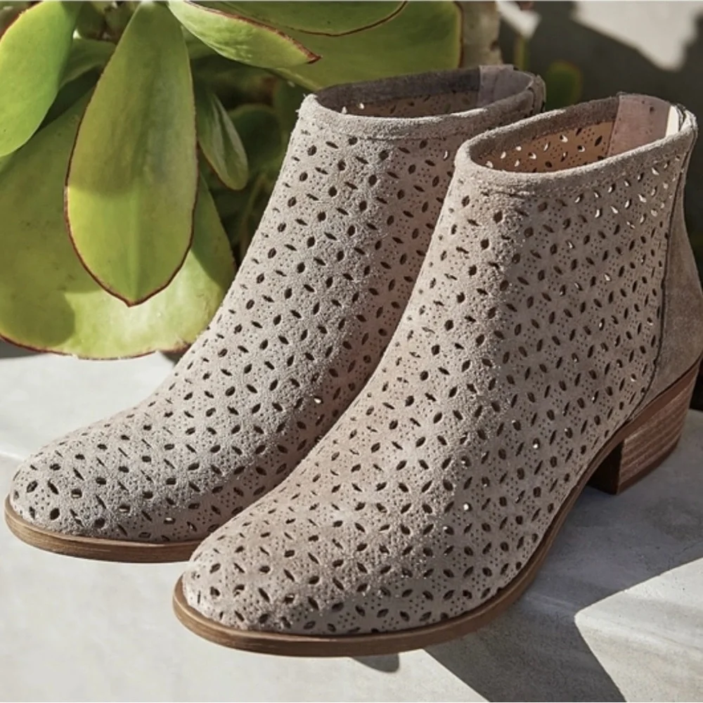 Lucky Brand Women’s 6 Bergyn Perforated Ankle Boots Suede Tan Booties Zip Up - Picture 1 of 9